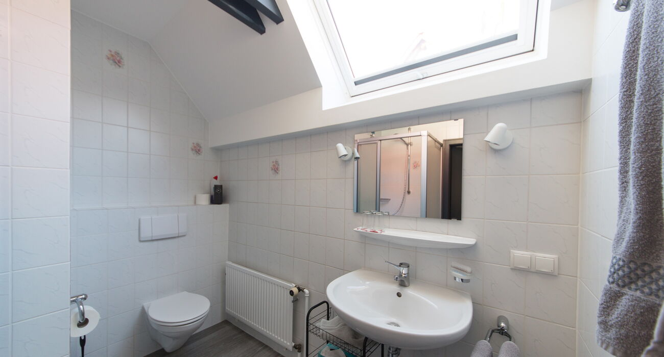 Helles Badezimmer mit Dusche