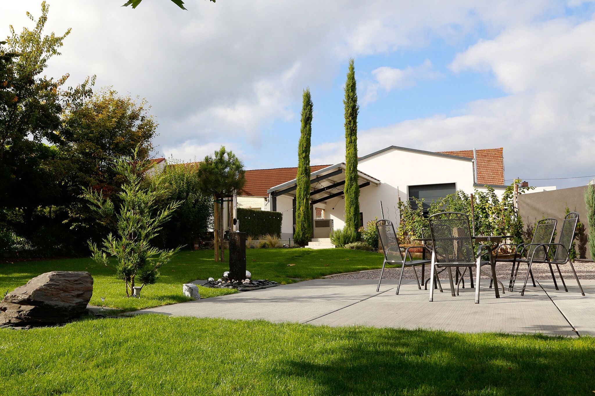 garten von wg-wambsganss mit blick auf die ferienwohnungen