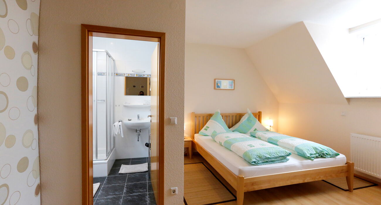 Badezimmer und Schlafzimmer auf einer Etage