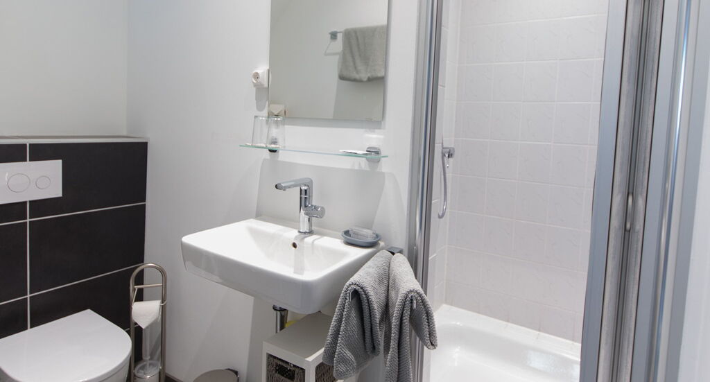 Helles Badezimmer mit Dusche