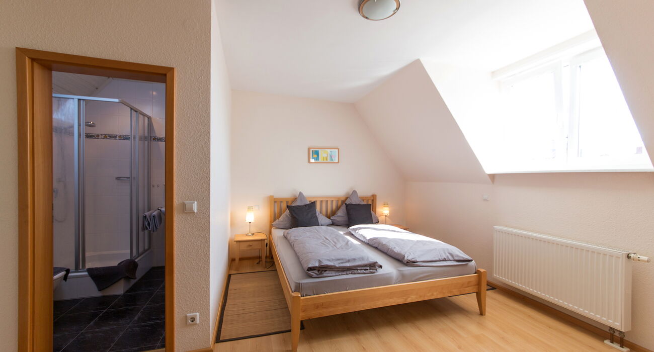 Gemütliches Schlafzimmer mit komfortablem Doppelbett